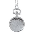 reloj pendiente de plata con motivos medallón cifras romanas