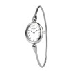 Reloj de brazo redondo para mujer con esfera ovalada plateada.