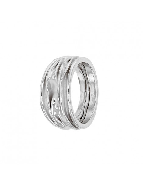 Ampio anello in argento rodiato con effetto tessuto plissettato